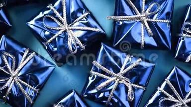 蓝色背景上的蓝色<strong>礼盒</strong>。 圣诞节和新年的旋转背景。 现在，<strong>惊喜</strong>的概念